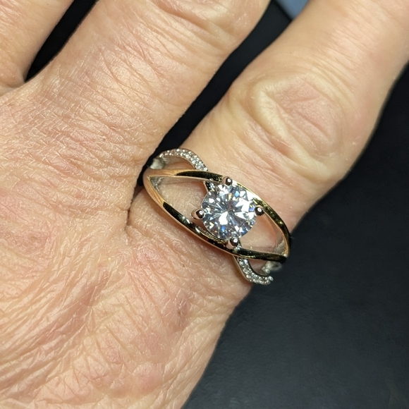 Ladies Unique Two-Tone Split Band CZ Solitaire (9.25) - Picture 5 of 15